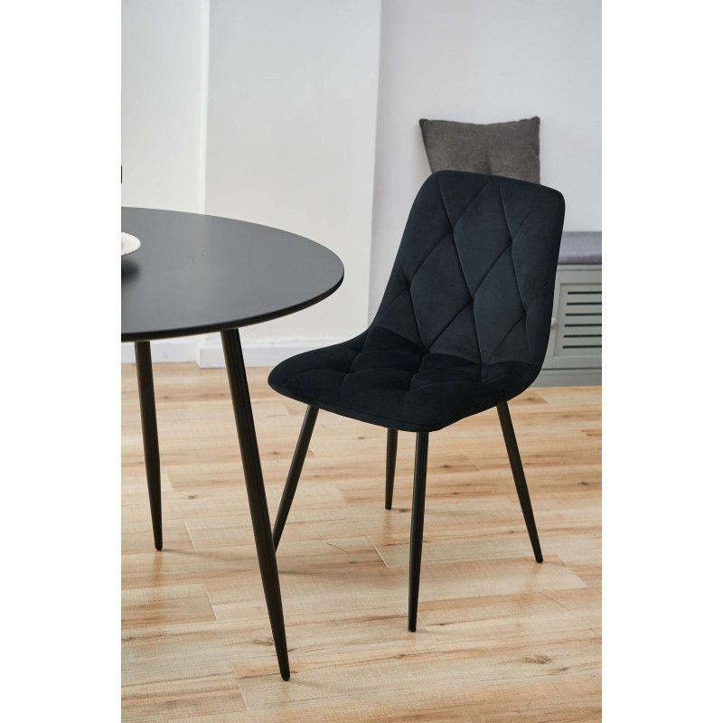 Welurowe krzesło tapicerowane pikowane SJ.3 Czarny aranżacja salonu