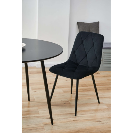 Welurowe krzesło tapicerowane pikowane SJ.3 Czarny aranżacja salonu