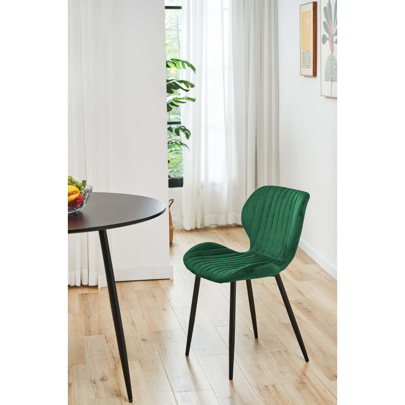Welurowe krzesło tapicerowane pikowane SJ.17 Butelkowa zieleń aranżacja salonu